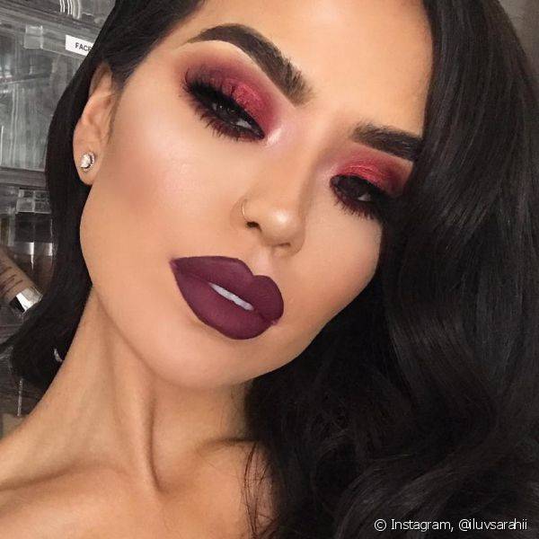 O look monocromático com sombra em tons quentes de vermelho é uma opção sexy e intensa para a make (Foto: Instagram @iluvsarahii)
